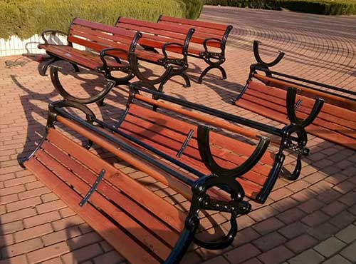 山東濰坊某廣場安裝公園座椅